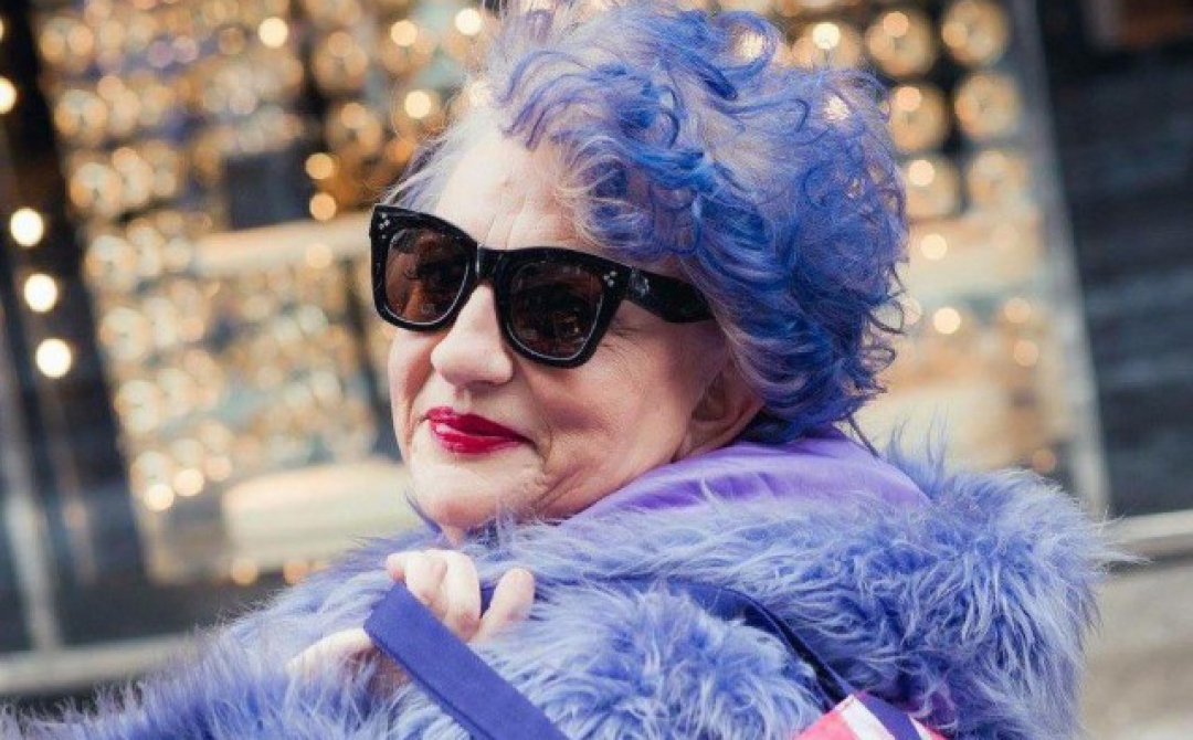 Желто розовый бабушки. Струшка с синими волосами. Старушка с фиолетовыми волосами. Бабушка с сиреневыми волосами. Бабушка с синими волосами.