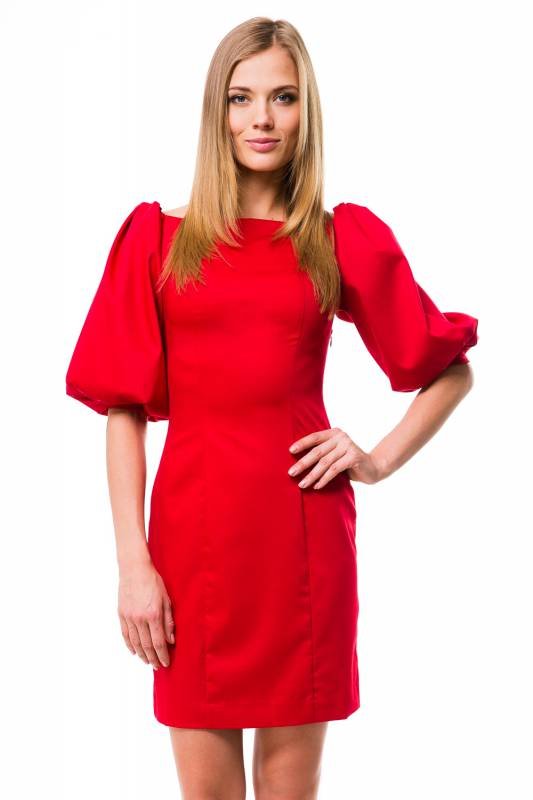Красное платье с пышными рукавами
