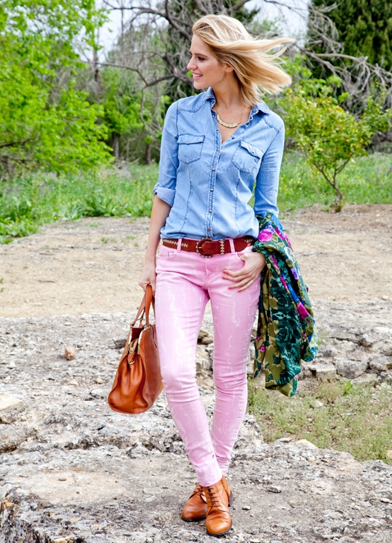 Что носить с розовыми джинсами